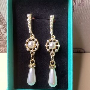Elegant Gold and Pearl Drop Earrings